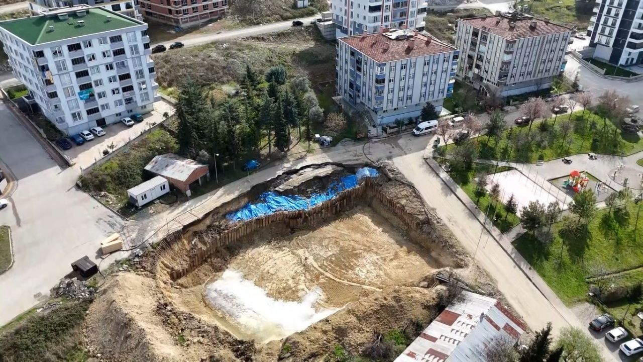 İnşaat temel kazısında oluşan yarıklar büyüdü, vatandaşlar 'acil önlem' bekliyor 2
