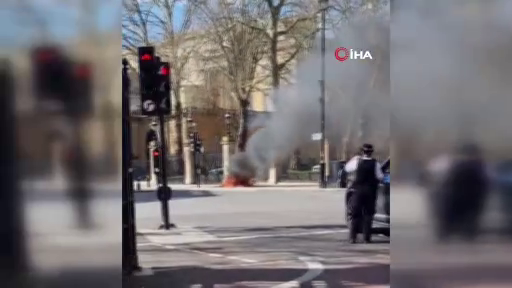 Buckingham Sarayı önünde elektrikli bisiklet patladı 5