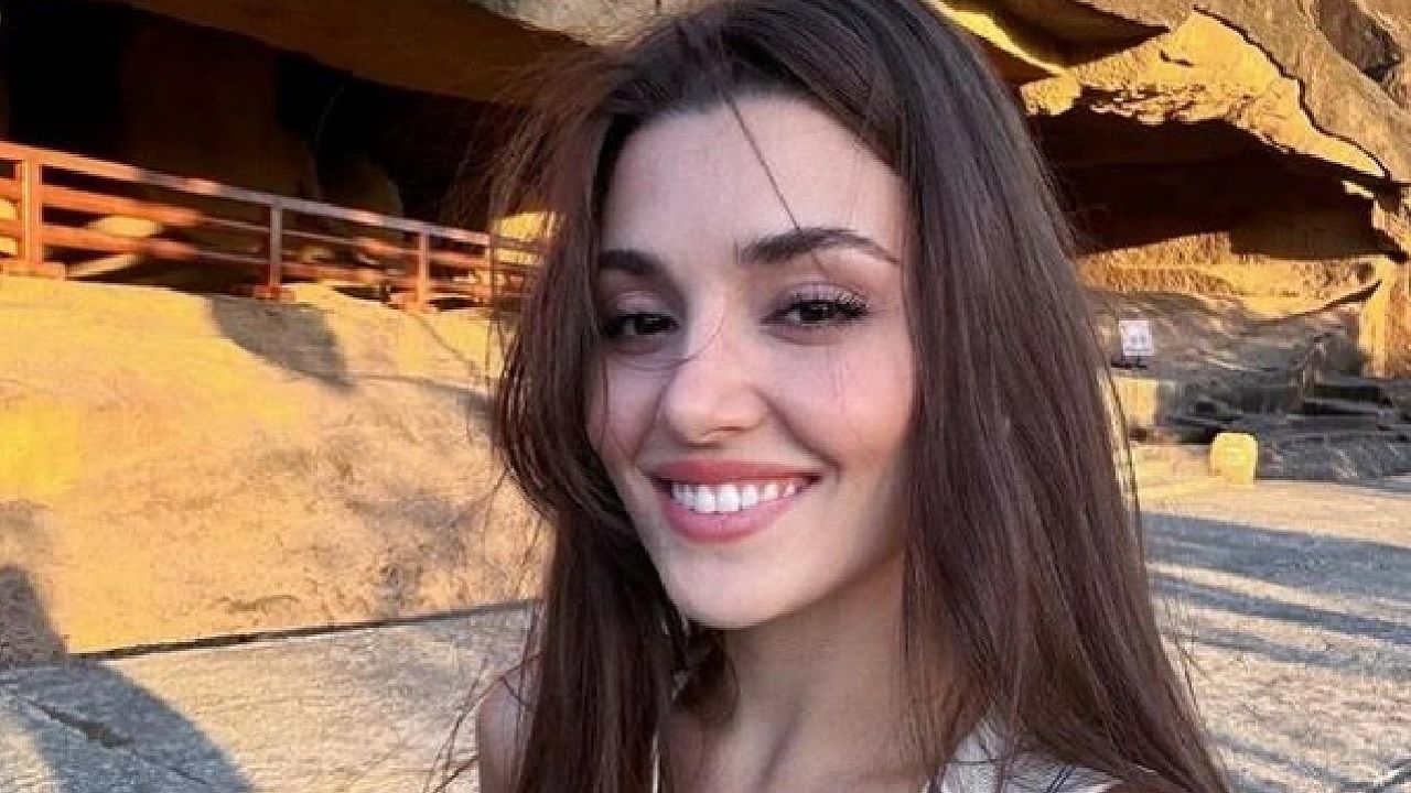 Ünlü oyuncu Hande Erçel atı İki Kız'ı temizlediği anları paylaştı! 4