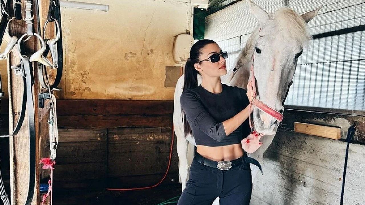 Ünlü oyuncu Hande Erçel atı İki Kız'ı temizlediği anları paylaştı! 6