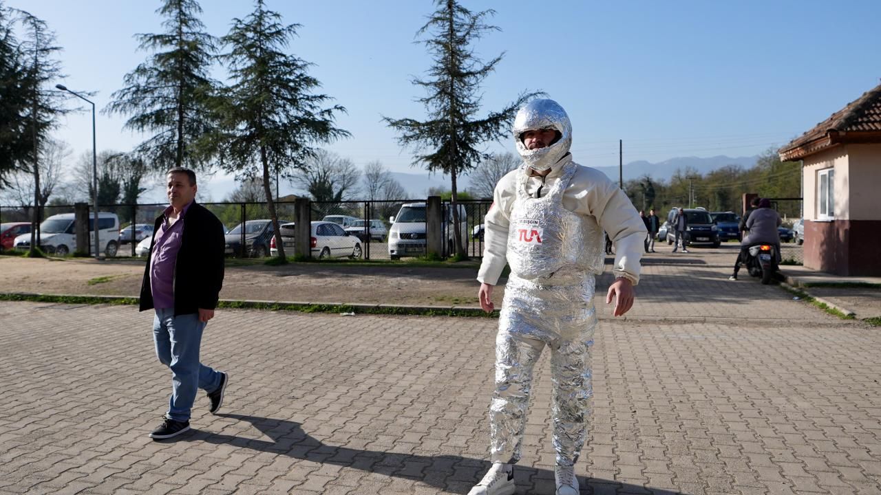 Kral olan da var, astronot olan da! İşte sandık başından renkli kareler 11