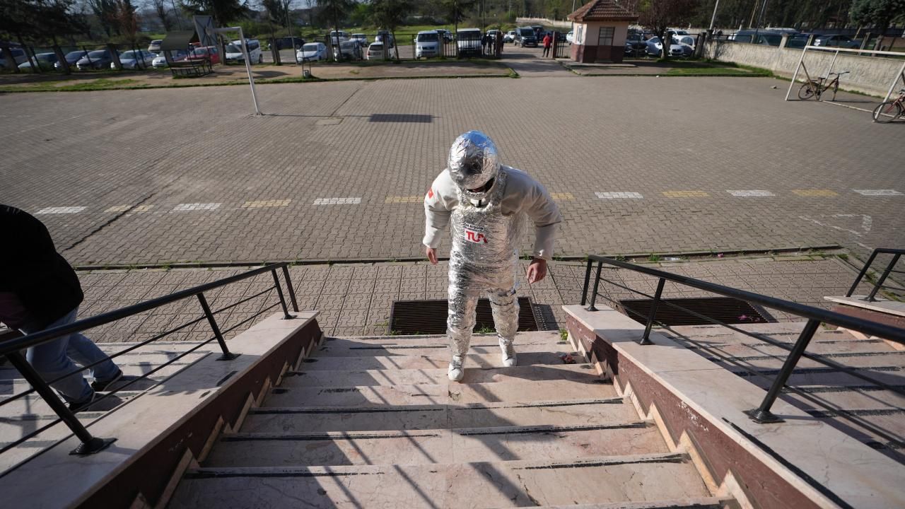 Kral olan da var, astronot olan da! İşte sandık başından renkli kareler 13