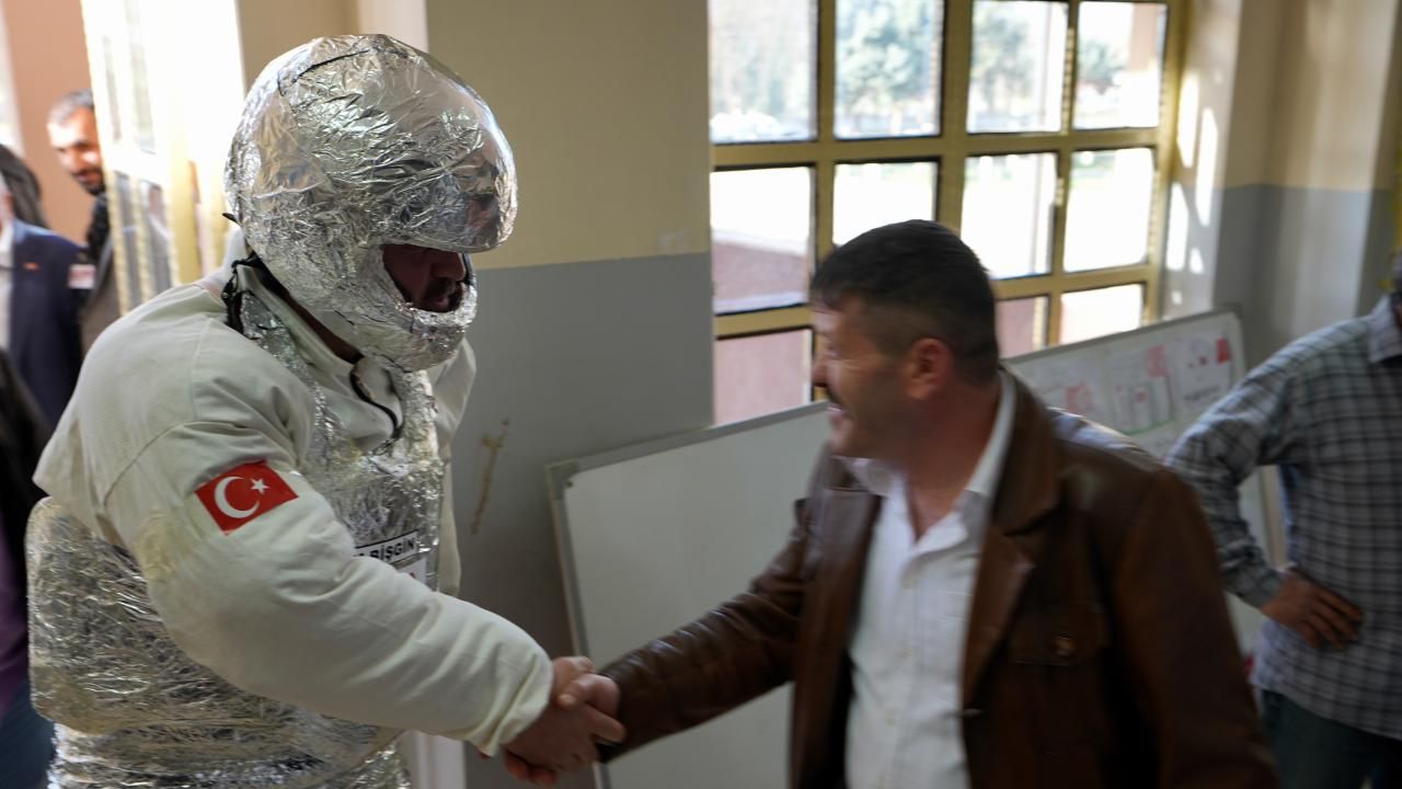 Kral olan da var, astronot olan da! İşte sandık başından renkli kareler 14