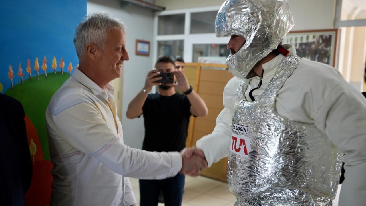 Kral olan da var, astronot olan da! İşte sandık başından renkli kareler 15
