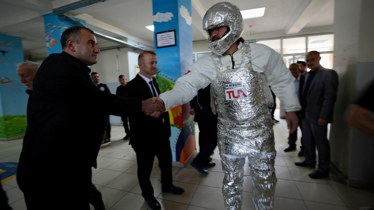 Kral olan da var, astronot olan da! İşte sandık başından renkli kareler 16