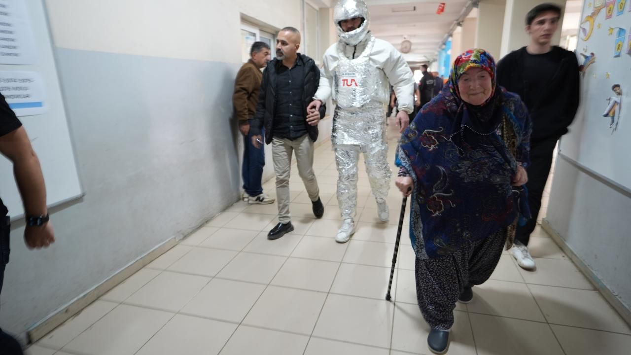 Kral olan da var, astronot olan da! İşte sandık başından renkli kareler 17