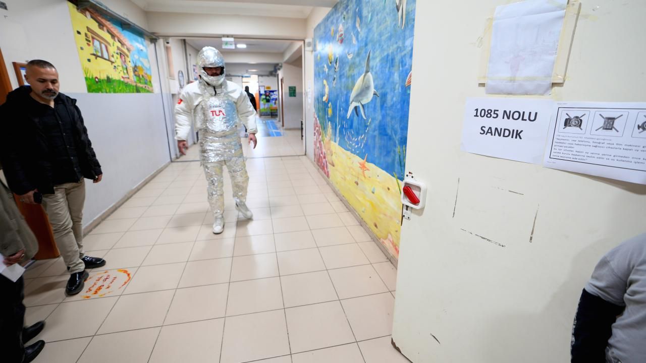 Kral olan da var, astronot olan da! İşte sandık başından renkli kareler 18