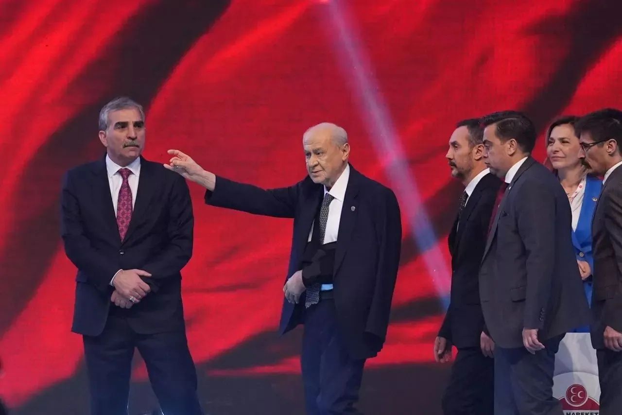 Devlet Bahçeli'nin kolundaki sargı ve yüzündeki morlukların nedeni belli oldu! MHP'den açıklama... 4