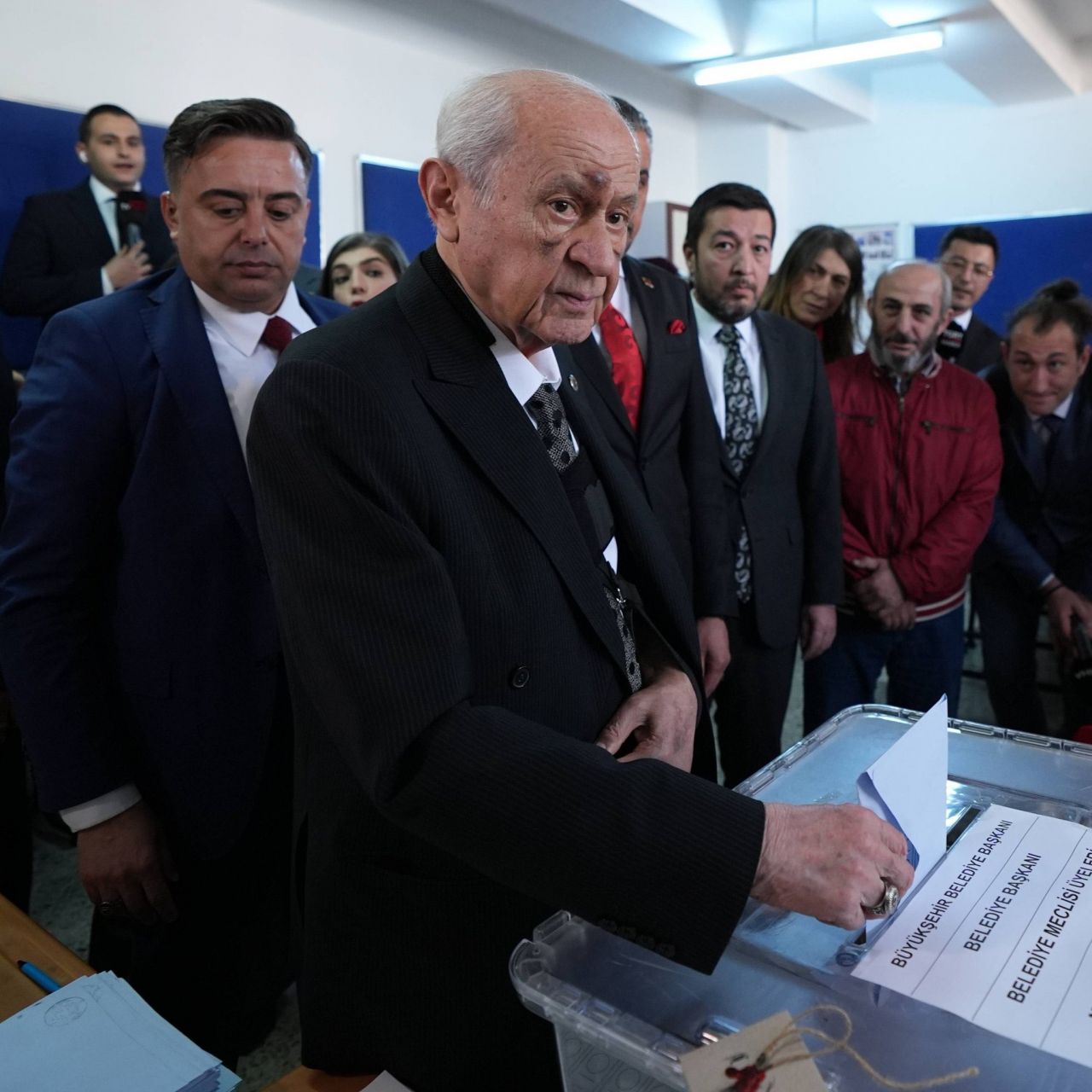 Devlet Bahçeli'nin kolundaki sargı ve yüzündeki morlukların nedeni belli oldu! MHP'den açıklama... 3