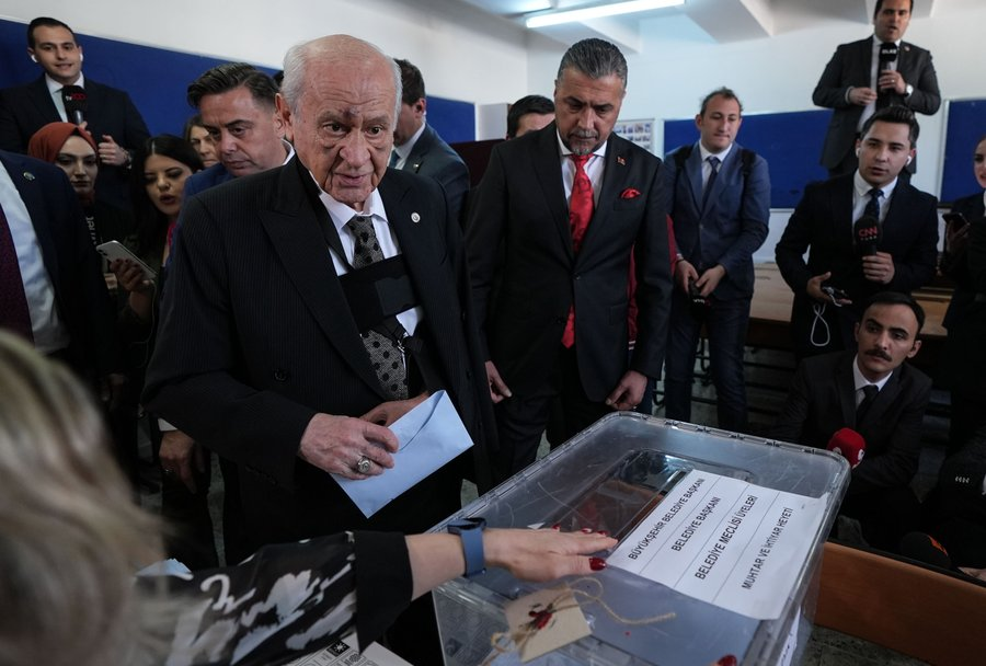 Devlet Bahçeli'nin kolundaki sargı ve yüzündeki morlukların nedeni belli oldu! MHP'den açıklama... 2