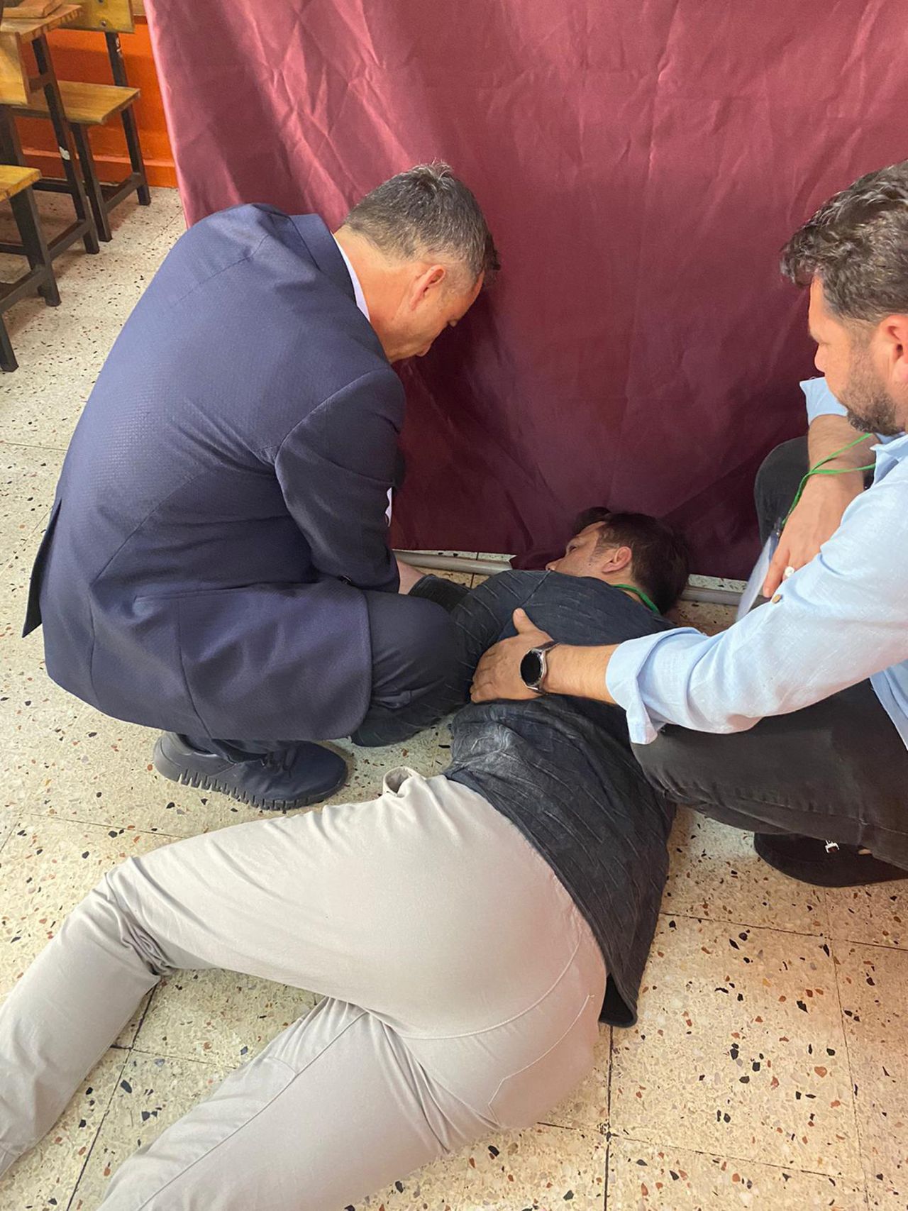 Rahatsızlanan müşahide ilk müdahaleyi doktor başkan adayı yaptı 2
