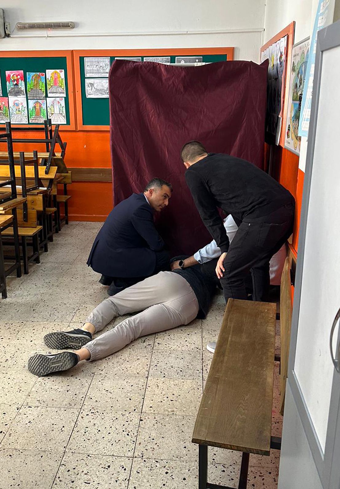 Rahatsızlanan müşahide ilk müdahaleyi doktor başkan adayı yaptı 3