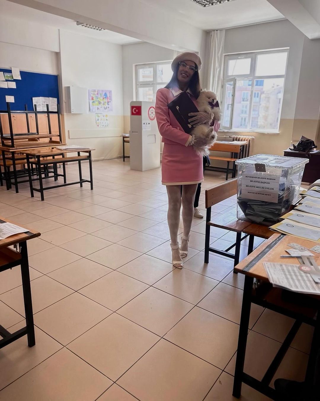 Her seçim kombini ayrı olay! Hatice bu kez de pembe kıyafetiyle sandık başında 2