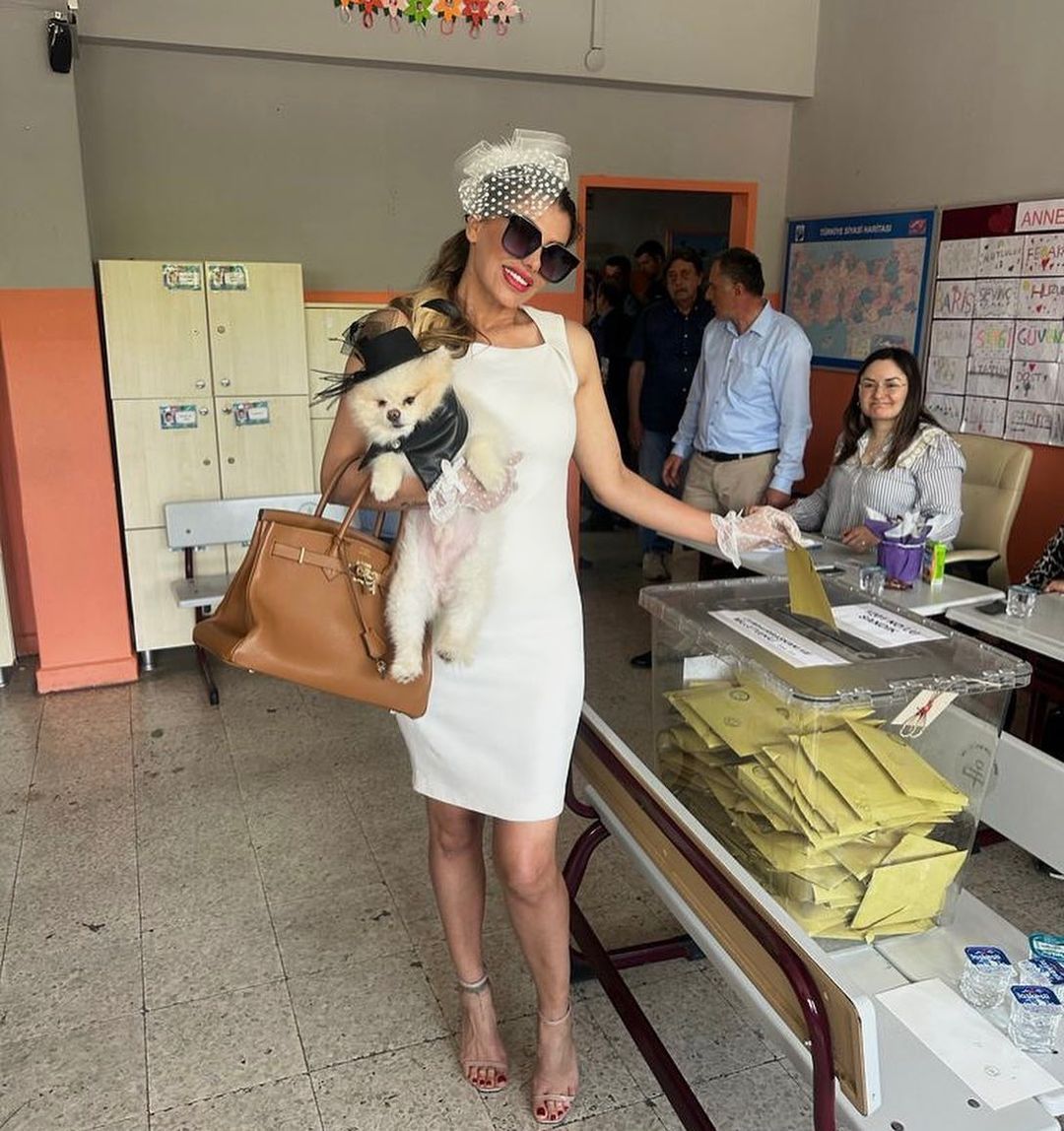 Her seçim kombini ayrı olay! Hatice bu kez de pembe kıyafetiyle sandık başında 7