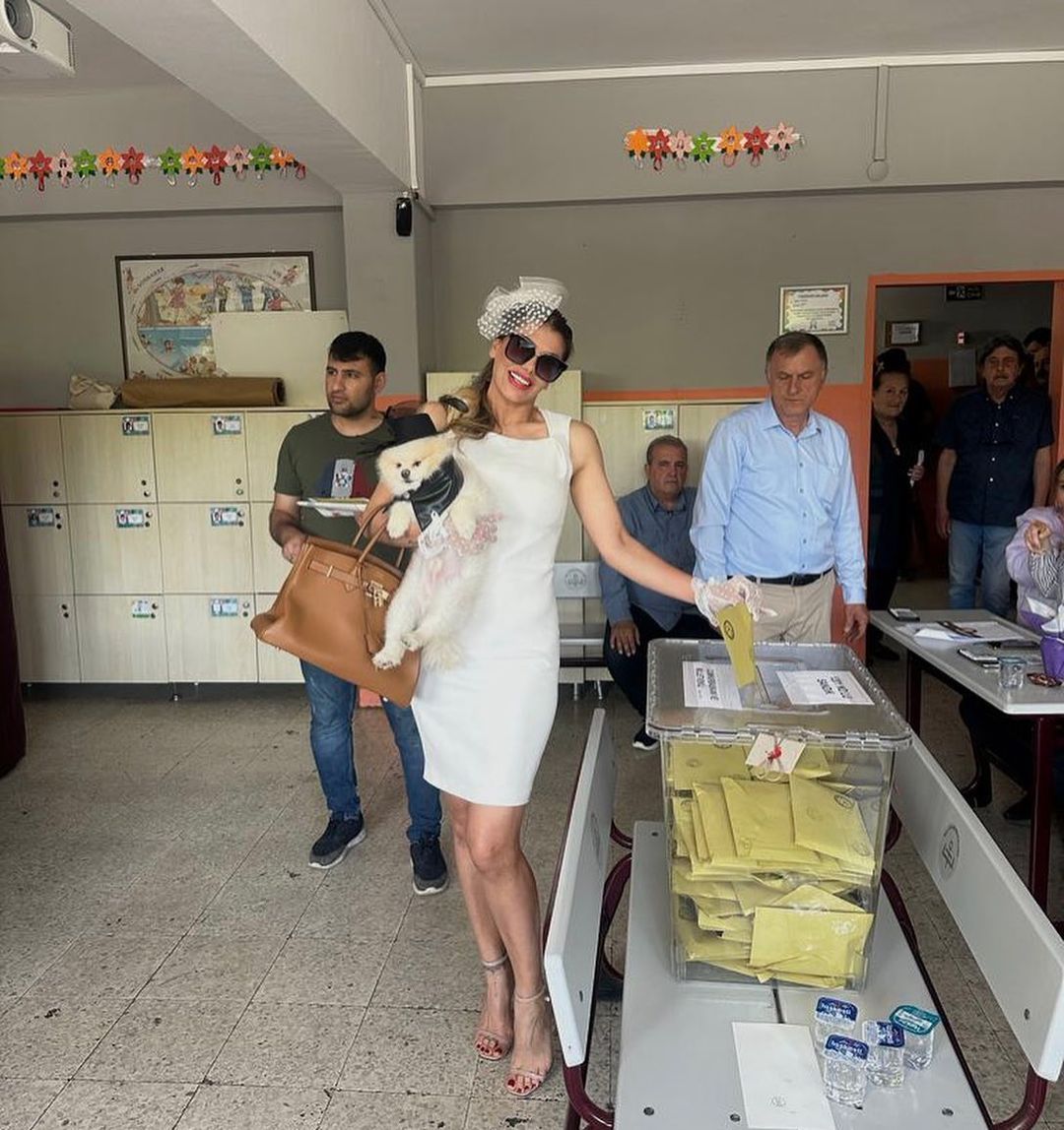 Her seçim kombini ayrı olay! Hatice bu kez de pembe kıyafetiyle sandık başında 6
