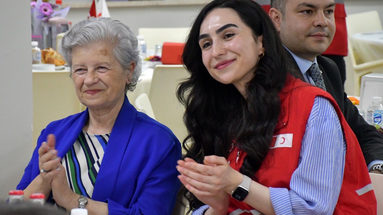 Kızılay Genel Başkanı Yılmaz ve İtalyan şef Danilo, Düzce'de huzurevi sakinleriyle iftar yaptı 4