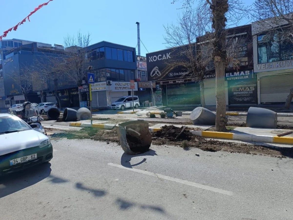 Mazbatayı alamayan Abdullah Zeydan ve destekçileri Van'ı karıştırdı! Sokaklar savaş alanına döndü... 1