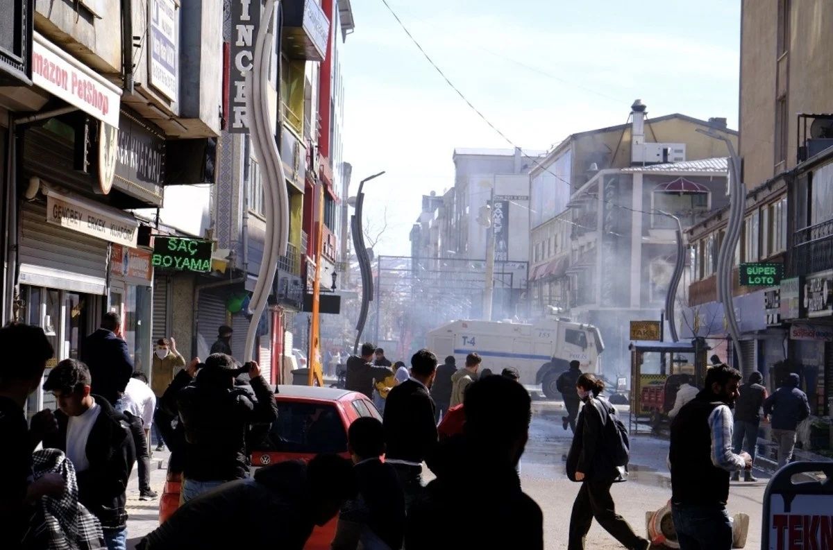 Mazbatayı alamayan Abdullah Zeydan ve destekçileri Van'ı karıştırdı! Sokaklar savaş alanına döndü... 3