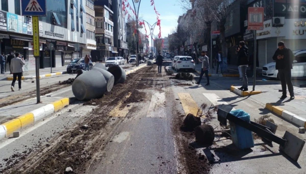 Mazbatayı alamayan Abdullah Zeydan ve destekçileri Van'ı karıştırdı! Sokaklar savaş alanına döndü... 2