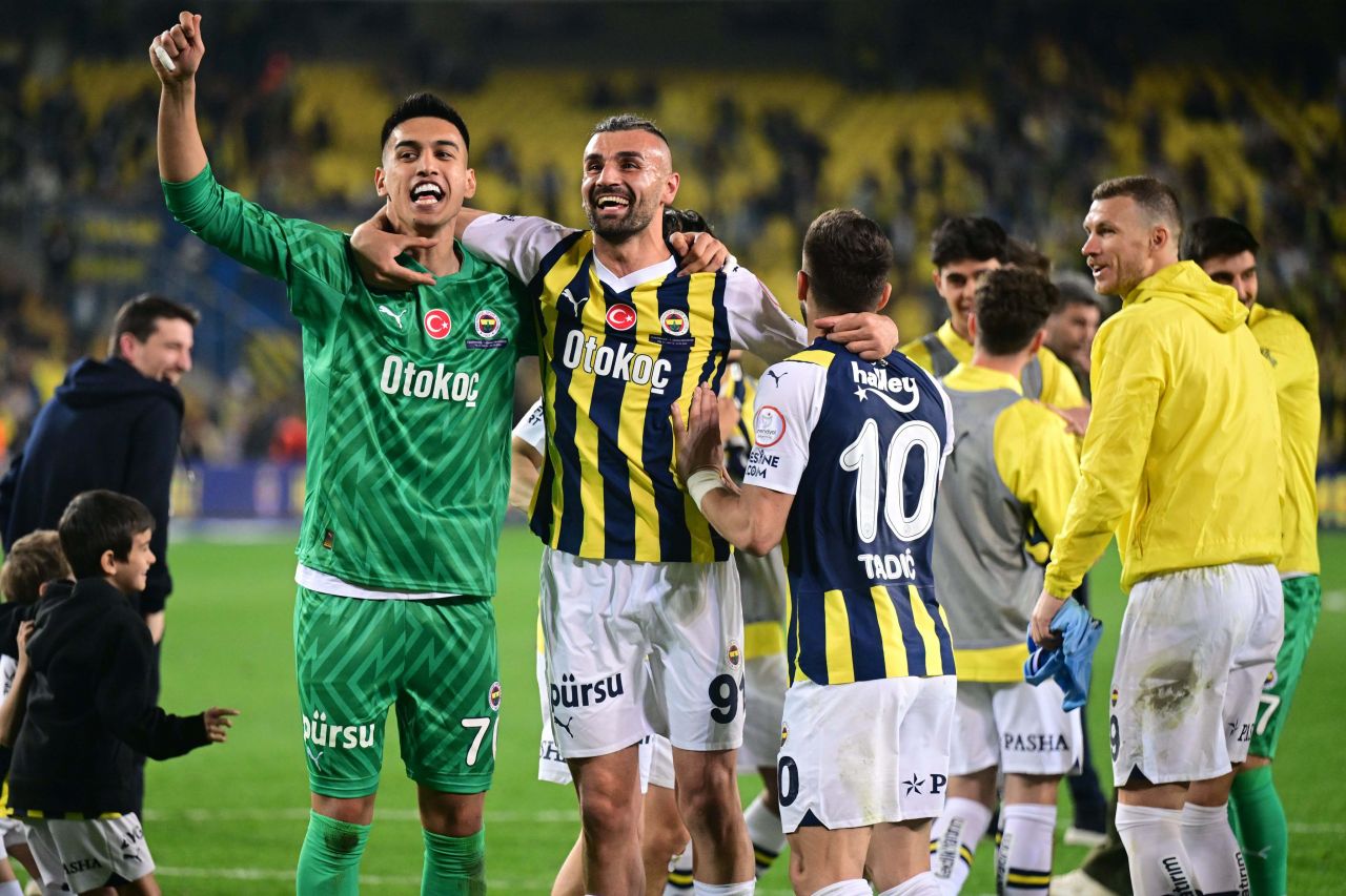 “Fenerbahçe maçının hakemi evlere şenlik! Adana Demirspor’un net penaltısını ne hakem gördü ne de VAR! Attıkları gol öncesi verilen faul kararı da yanlıştı, hiçbir temas yok!” 1
