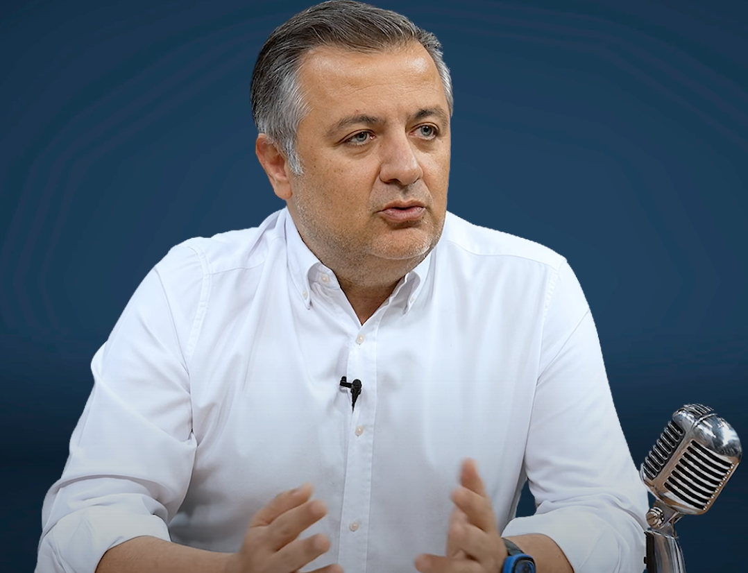 “Jayden Oosterwolde’nin müdahalesi dışarıda başlayıp içerde devam ediyor. Penaltı ve kırmızı kart verilmeliydi! Benim ‘hissiyatım’ böyle!” 1