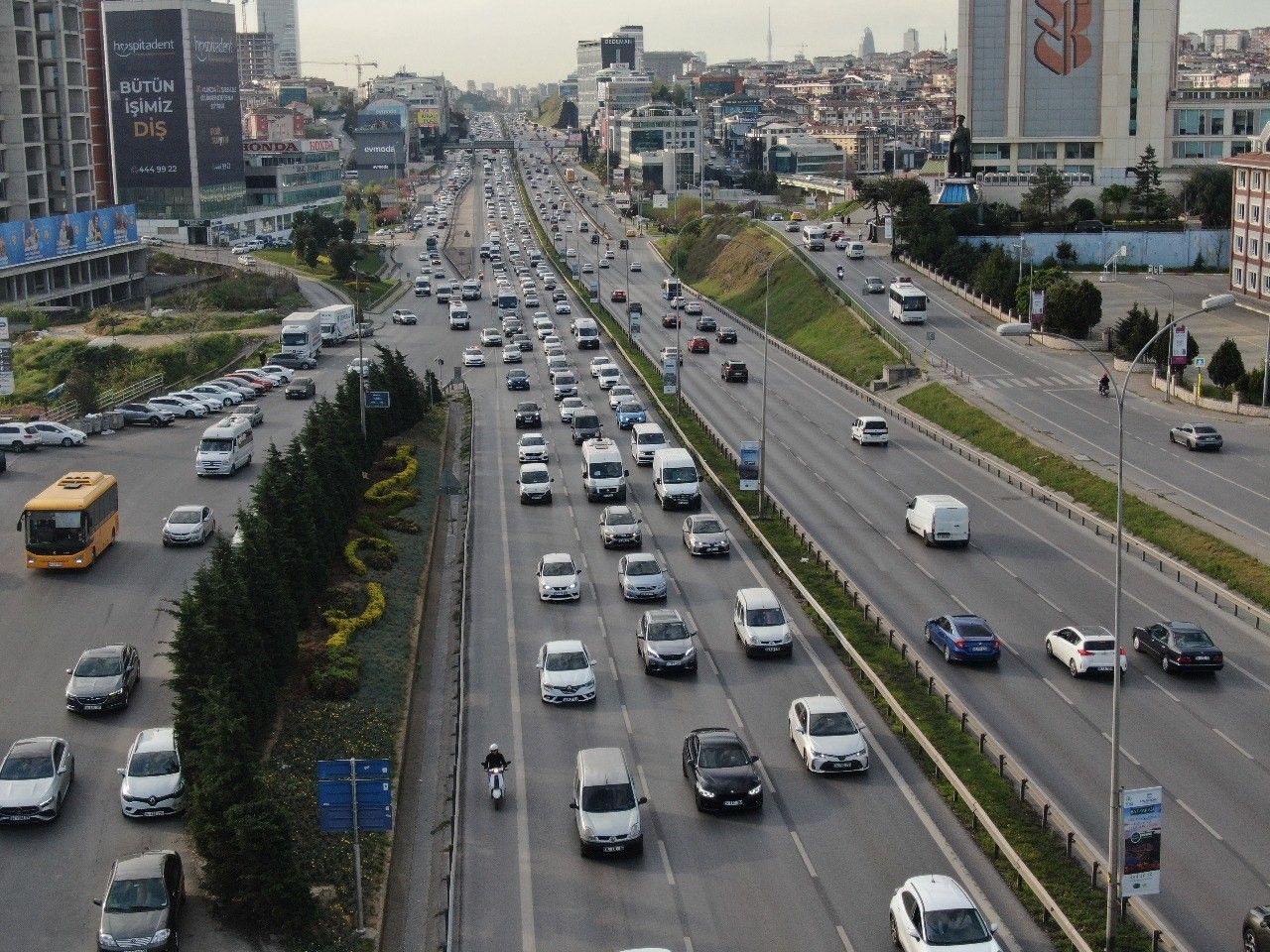 İstanbul'da trafik yoğunluğu yaşanıyor! İşte son durum! 3