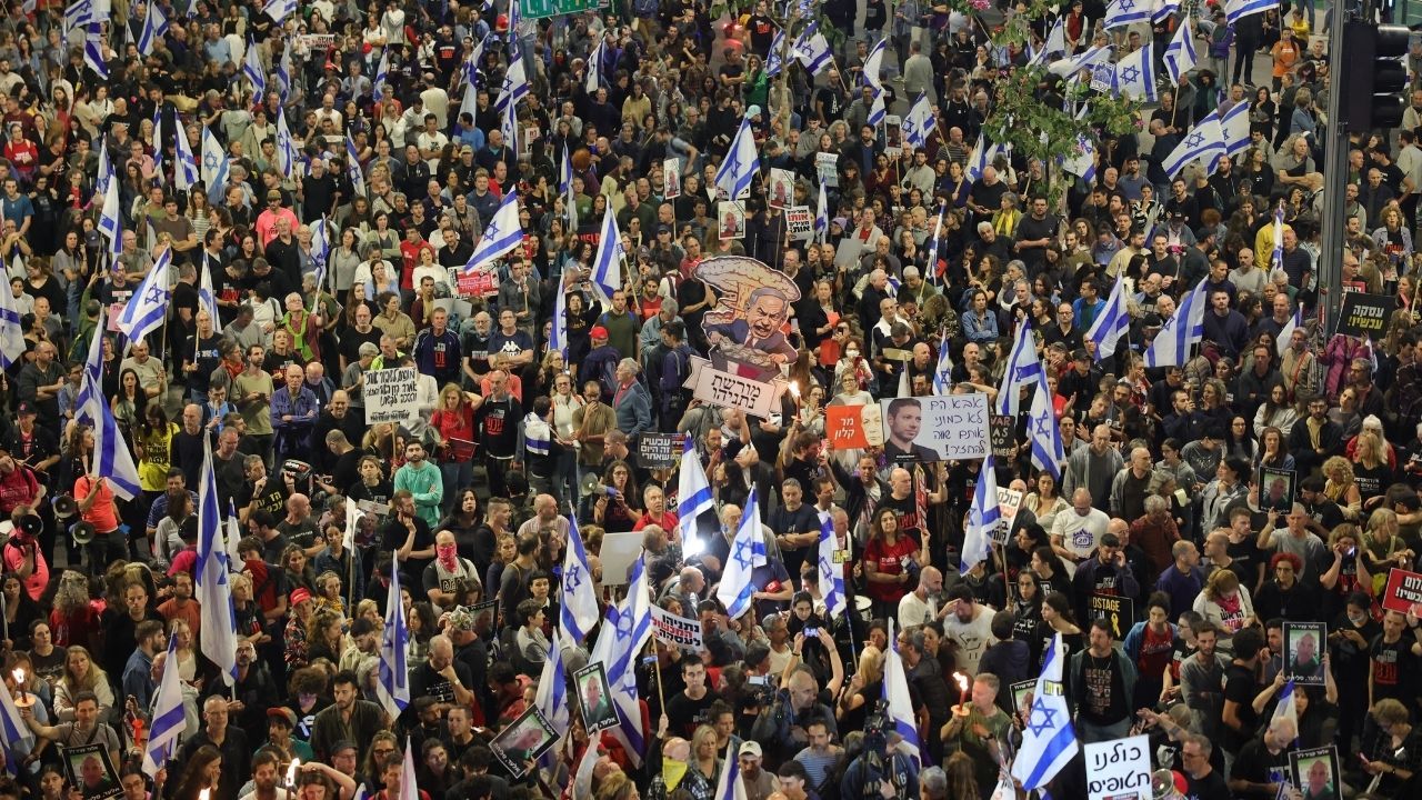 İsrail’de 100 bin kişi Netanyahu ve hükümetini istifaya çağırdı 1
