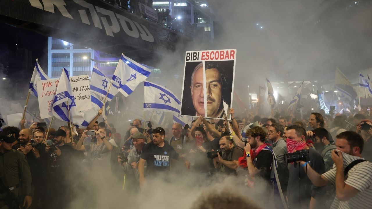 İsrail’de 100 bin kişi Netanyahu ve hükümetini istifaya çağırdı 12
