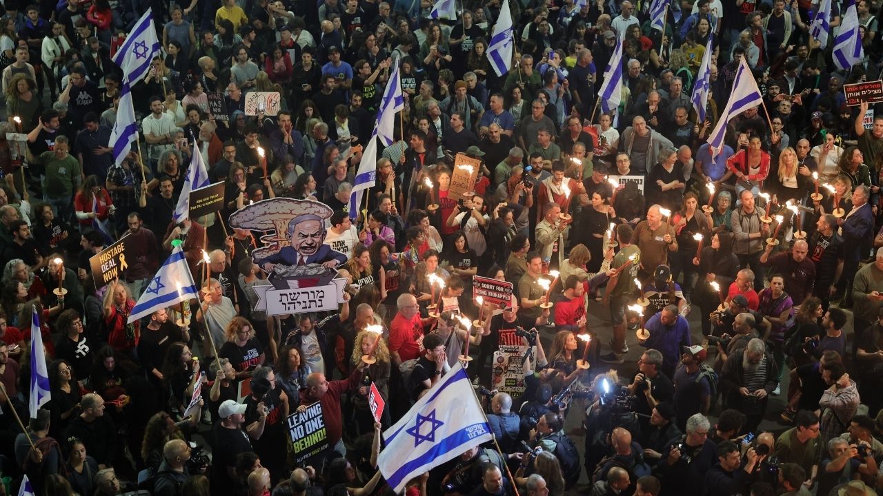 İsrail’de 100 bin kişi Netanyahu ve hükümetini istifaya çağırdı 4