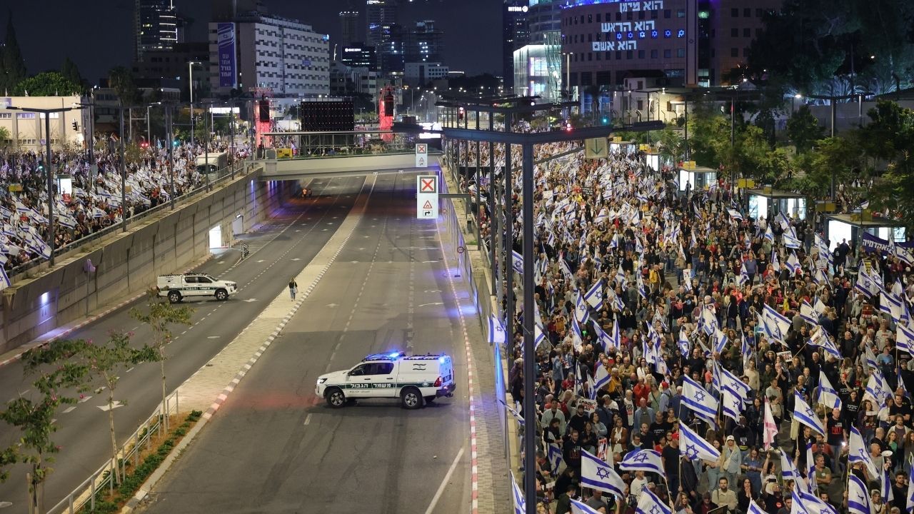 İsrail’de 100 bin kişi Netanyahu ve hükümetini istifaya çağırdı 5