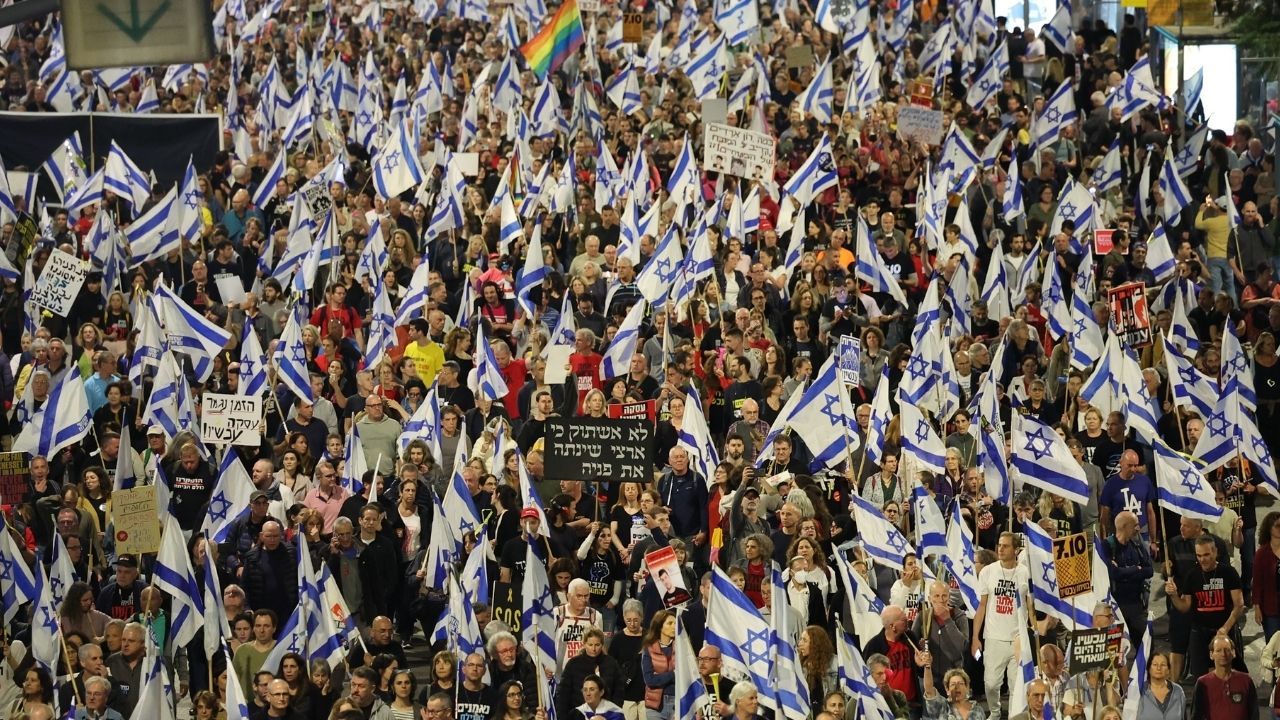 İsrail’de 100 bin kişi Netanyahu ve hükümetini istifaya çağırdı 9