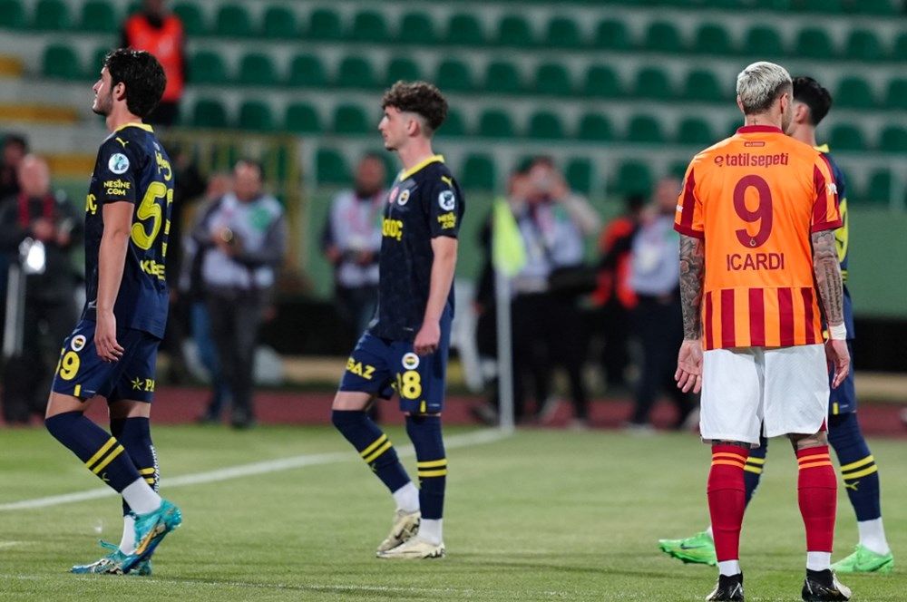 Tarihi Süper Kupa maçı tüm dünyada yankı uyandırdı! Dış basın Fenerbahçe'nin protestosunu manşetlerine taşıdı... 1