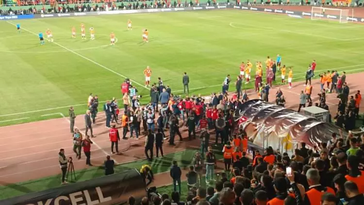 Tarihi Süper Kupa maçı tüm dünyada yankı uyandırdı! Dış basın Fenerbahçe'nin protestosunu manşetlerine taşıdı... 7