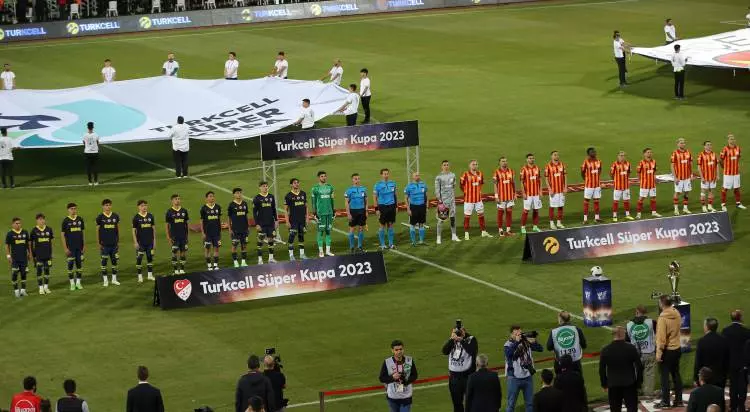 Tarihi Süper Kupa maçı tüm dünyada yankı uyandırdı! Dış basın Fenerbahçe'nin protestosunu manşetlerine taşıdı... 8