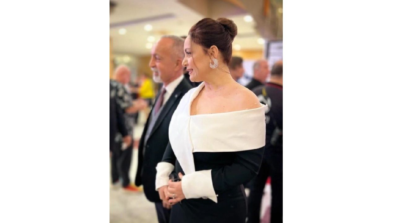Kızılcık Şerbeti dizisinin Pembe'si Sibel Taşcıoğlu paylaştı! Sosyal medya dekoltesini konuşuyor... 1