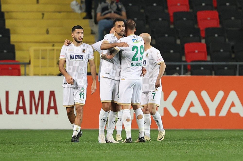 UEFA kulüpler sıralaması yenilendi! Süper Lig devi ezeli rakiplerini geride bıraktı: İşte o sıralama... 19