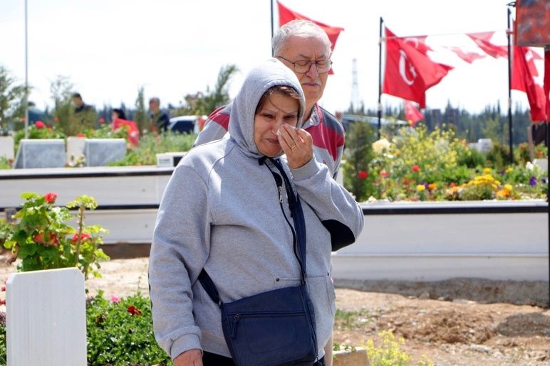 Adana'da bayram buruk geçiyor... Deprem şehitliğinde duygu dolu bayram ziyareti 3