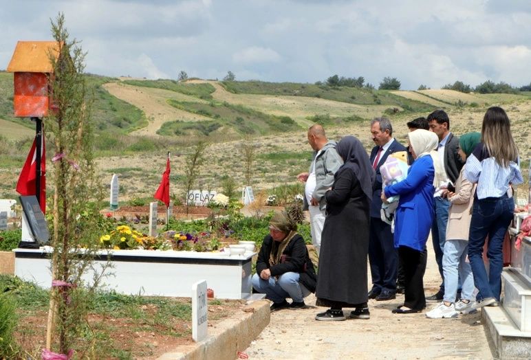 Adana'da bayram buruk geçiyor... Deprem şehitliğinde duygu dolu bayram ziyareti 4