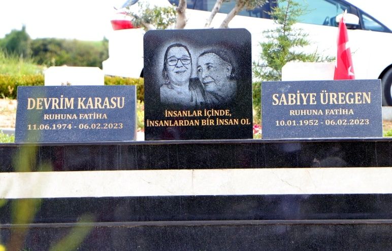 Adana'da bayram buruk geçiyor... Deprem şehitliğinde duygu dolu bayram ziyareti 2