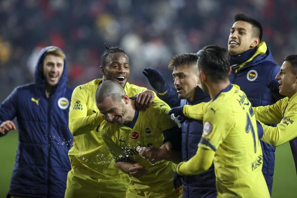 Fenerbahçe'ye dünyaca ünlü savunmacı geliyor! Jürgen Klopp'un gözdesi hocasıyla birlikte gemiyi terk edip Fener'e imza atacak 1