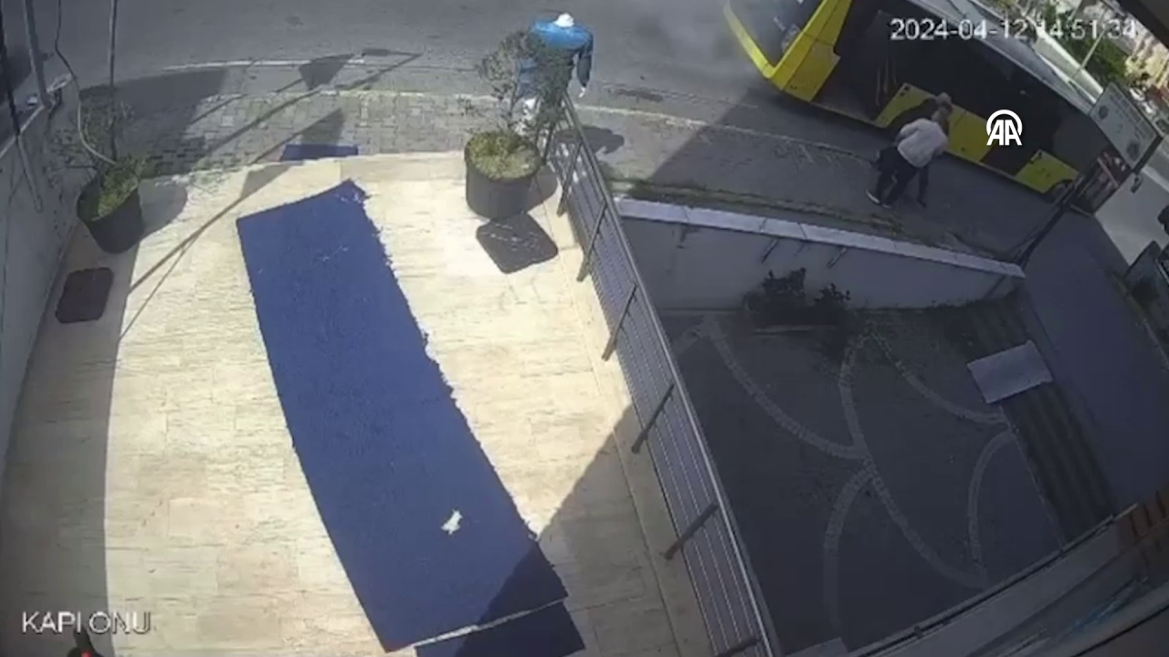 Beylikdüzü'nde seyir halindeki İETT otobüsünde çıkan yangın kamerada 3