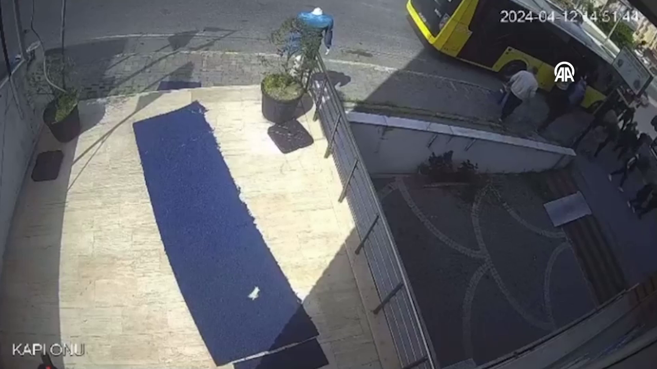Beylikdüzü'nde seyir halindeki İETT otobüsünde çıkan yangın kamerada 4
