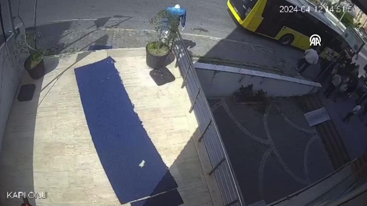 Beylikdüzü'nde seyir halindeki İETT otobüsünde çıkan yangın kamerada 5