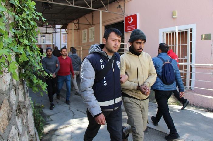 Düzensiz göçmenler geri iade merkezinden kaçtı! 1