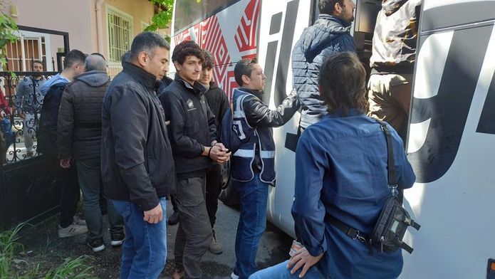 Düzensiz göçmenler geri iade merkezinden kaçtı! 4