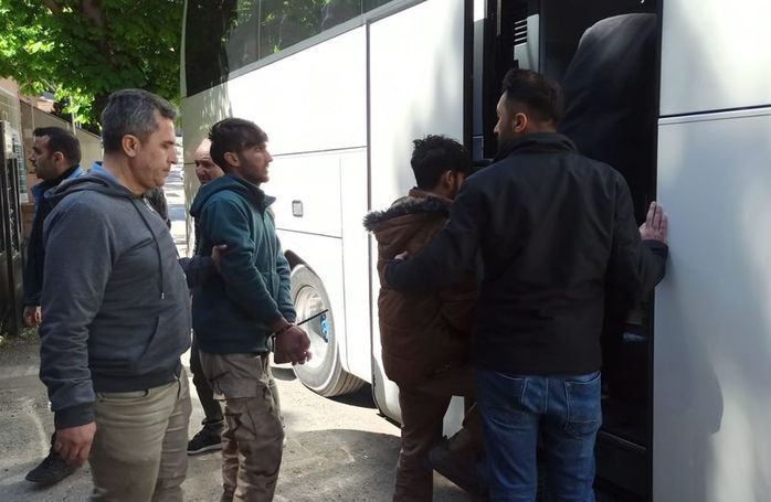Düzensiz göçmenler geri iade merkezinden kaçtı! 5