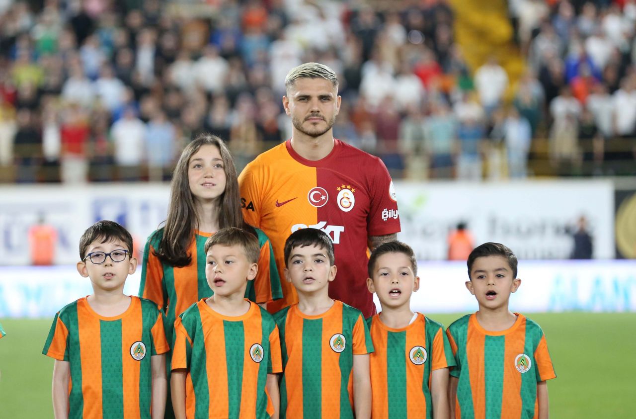 “Bu Hakim Ziyech soruşturulsun! Buradan tüm yetkililere sesleniyorum, laflarım nereye giderse gitsin. Soruşturun bu adamı” 6