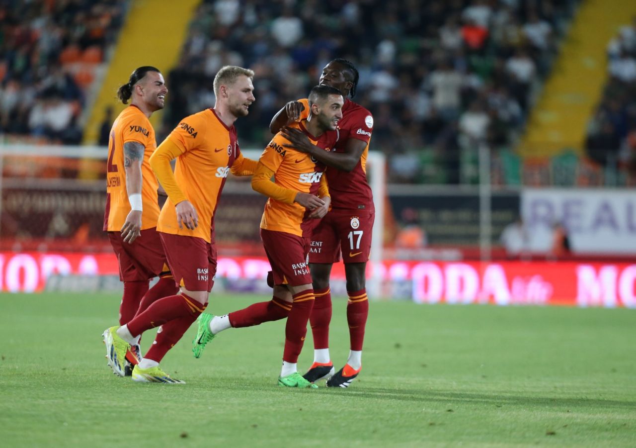 “Bu Hakim Ziyech soruşturulsun! Buradan tüm yetkililere sesleniyorum, laflarım nereye giderse gitsin. Soruşturun bu adamı” 4