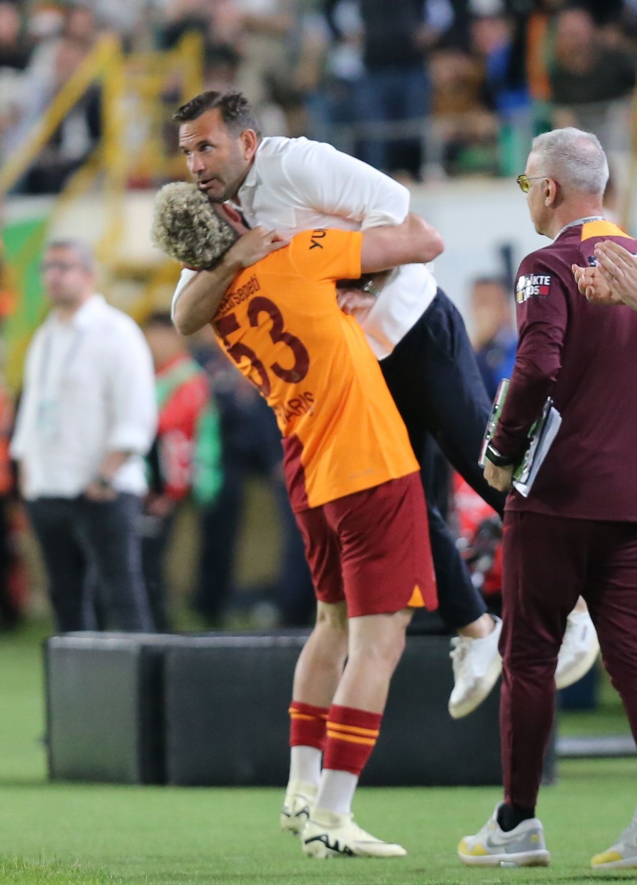 “Bu Hakim Ziyech soruşturulsun! Buradan tüm yetkililere sesleniyorum, laflarım nereye giderse gitsin. Soruşturun bu adamı” 7