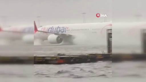 BAE'de sağanak hayatı felç etti! Dubai Uluslararası Havalimanı’nda uçaklar sel sularında güçlükle ilerledi 1